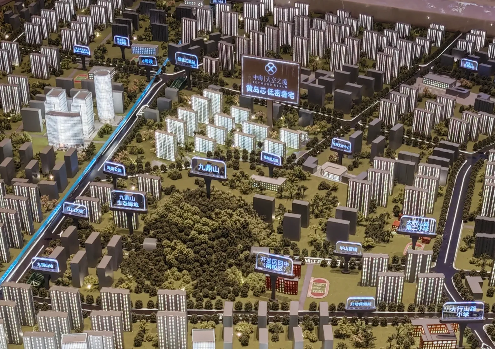 天空之境图 ，周边screenshot-20251103-170300.png